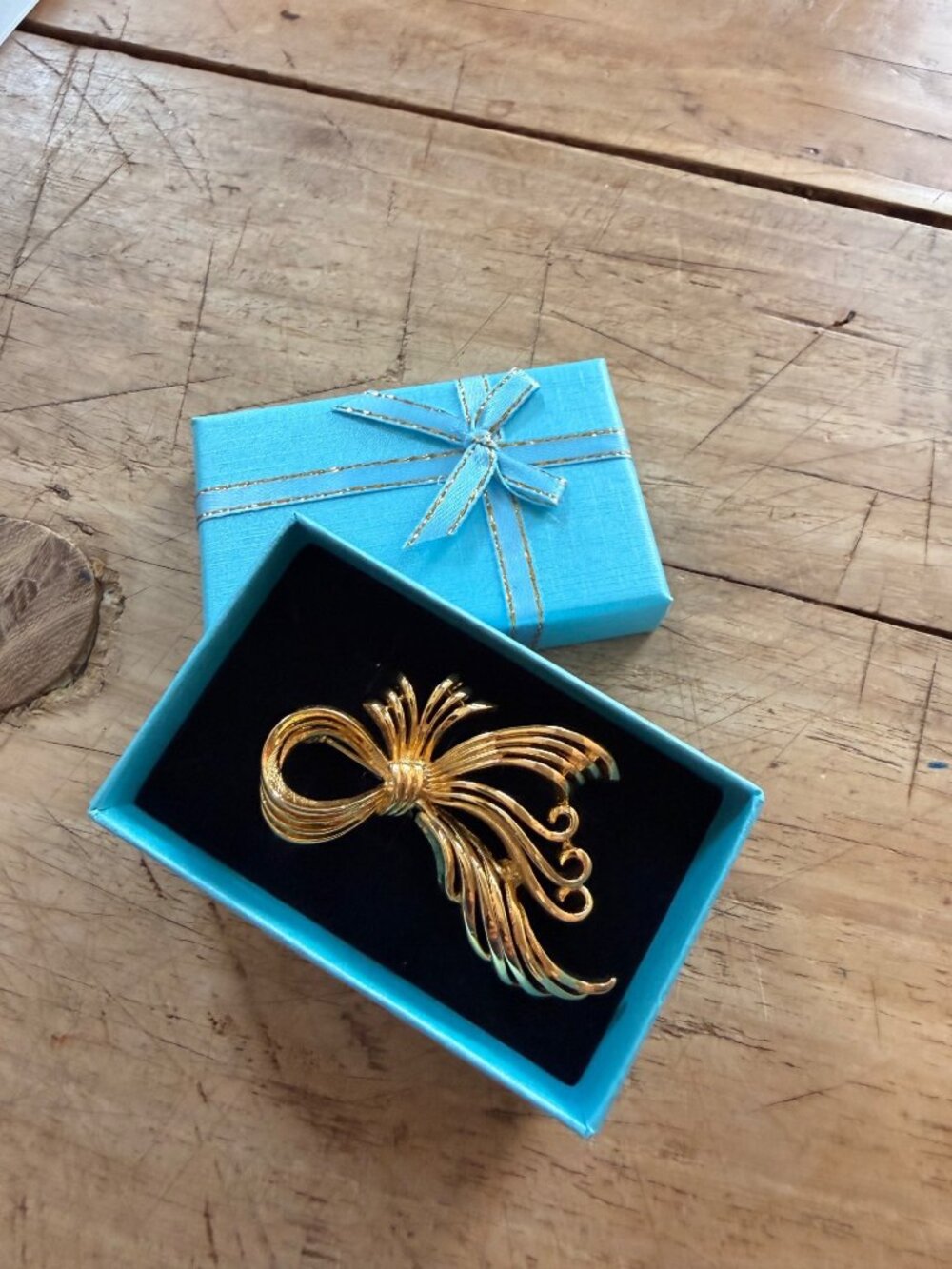 Vintage Gold-Tone Bow Brooch With Swirling Ribbon Design In Gift Box 3.5 Inches